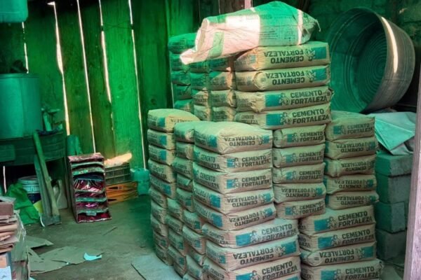 Alcaldesa Topete entrega cemento para pavimentar callejón en Chalma