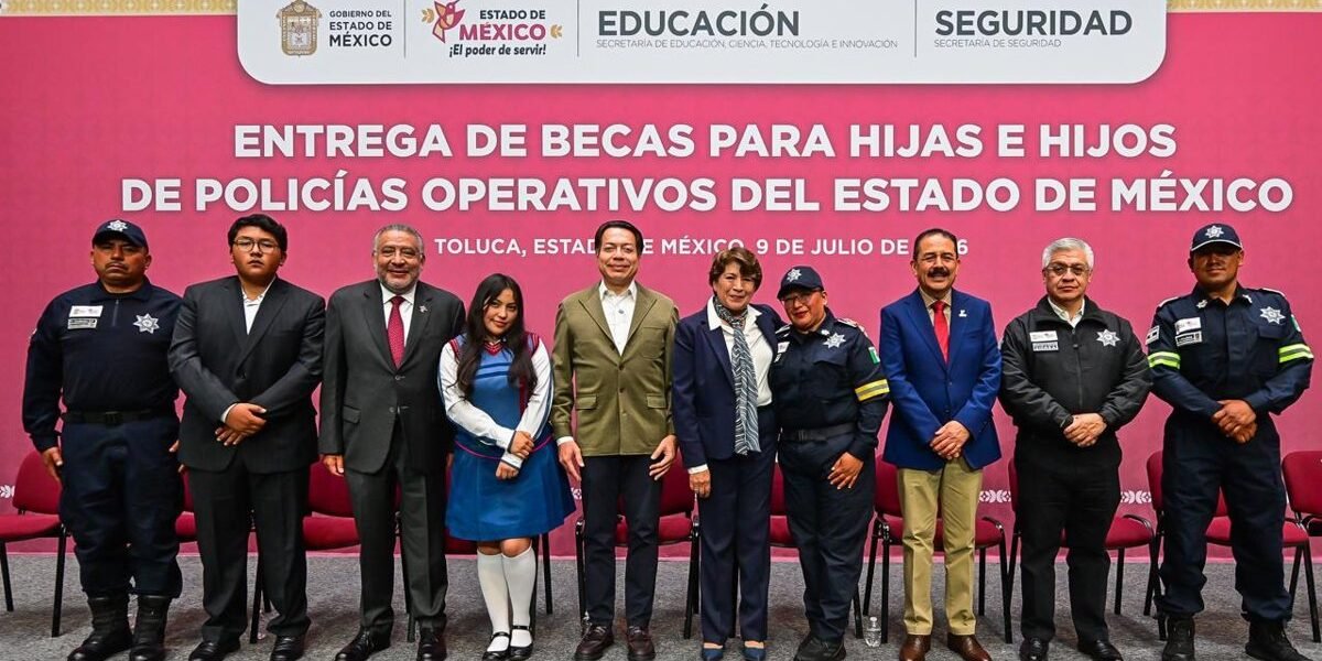 Estado de México entrega 2,650 becas a hijos de policías operativos