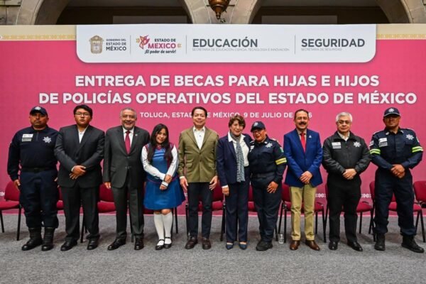 Estado de México entrega 2,650 becas a hijos de policías operativos