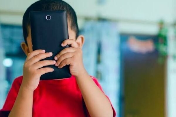 IMSS advierte sobre riesgos visuales por uso excesivo de pantallas en vacaciones