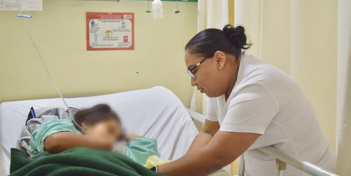 Traslado aéreo salva a madre y recién nacido en Nayarit