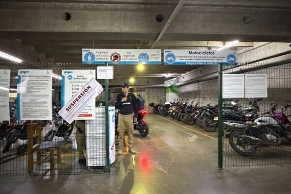 Cuautitlán Izcalli suspende cobro a motos en Luna Parc por falta de autorización