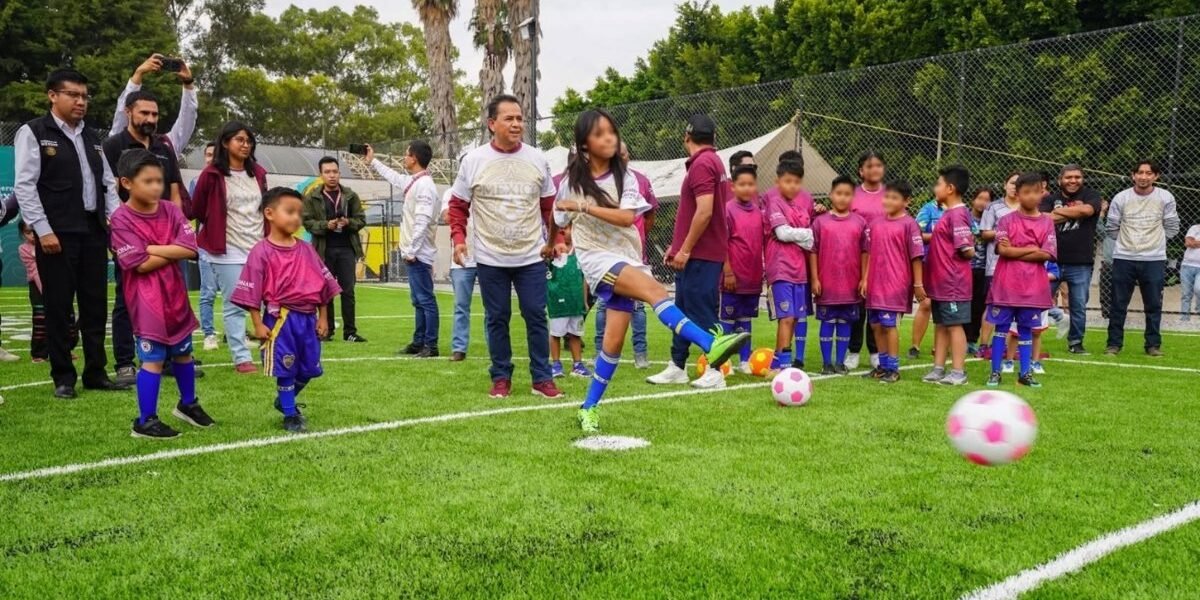 La Paz inaugura cancha de futbol 5 recuperada en El Salado
