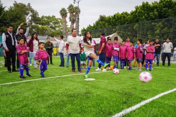 La Paz inaugura cancha de futbol 5 recuperada en El Salado