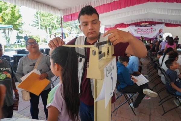 La Paz entrega certificados médicos gratuitos a estudiantes de básica