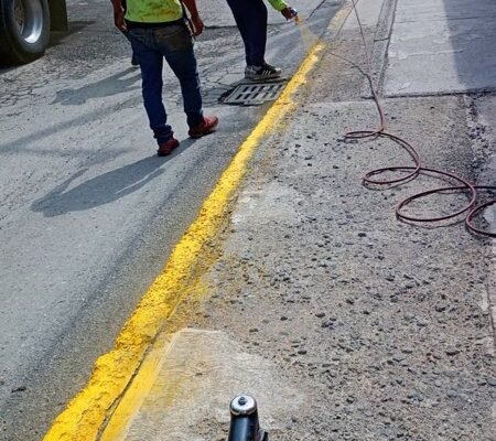 La Paz continúa programa de limpieza urbana para recuperar espacios públicos