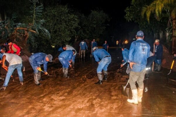 Temascaltepec concluye limpieza tras daños por lluvias; rehabilitan servicios