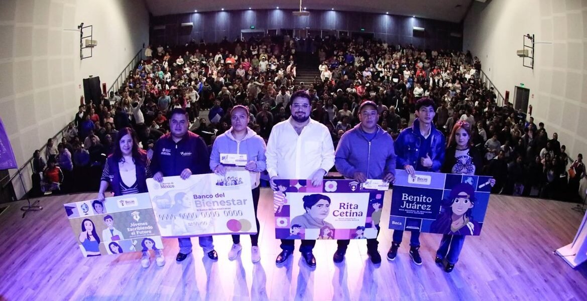 Naucalpan entrega 3,500 tarjetas de Beca Rita Cetina para preparatoria
