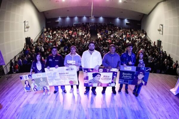 Naucalpan entrega 3,500 tarjetas de Beca Rita Cetina para preparatoria