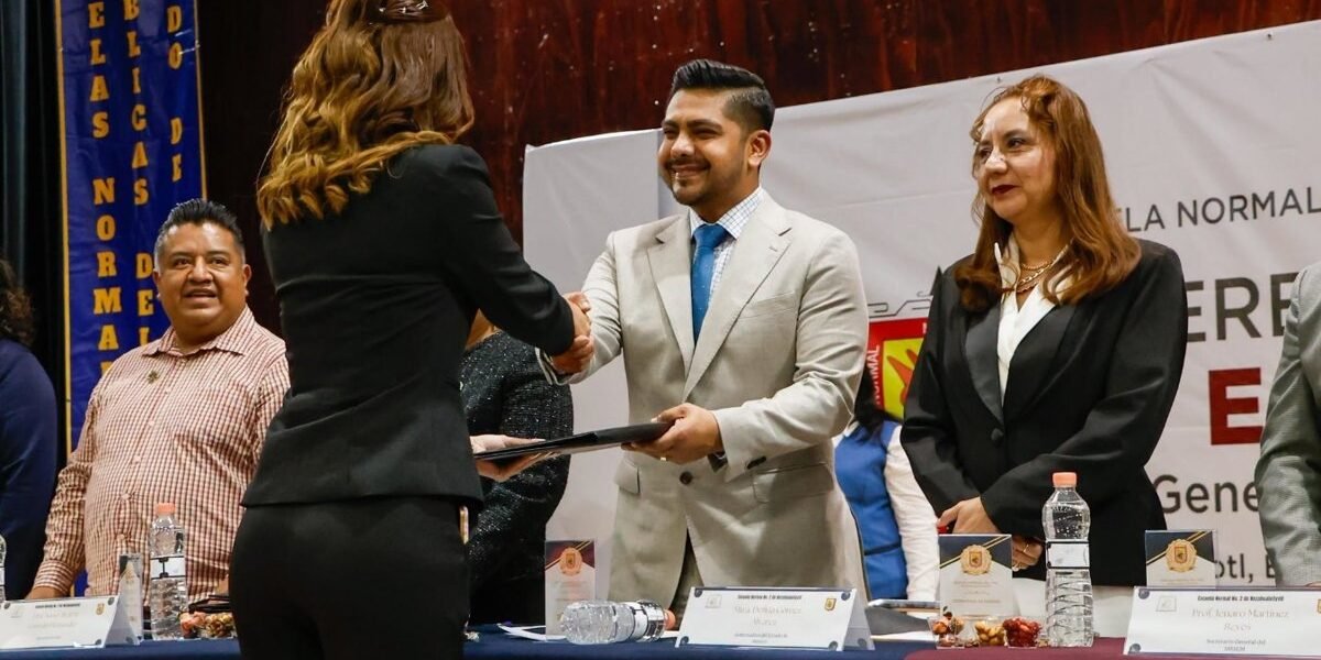 Nezahualcóyotl celebra graduación de la Escuela Normal No. 2