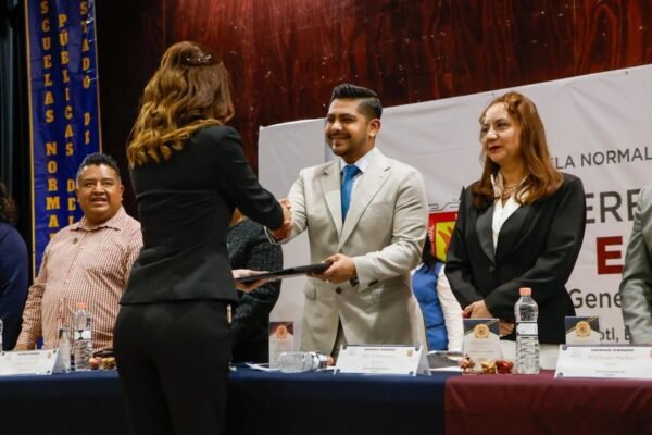 Nezahualcóyotl celebra graduación de la Escuela Normal No. 2