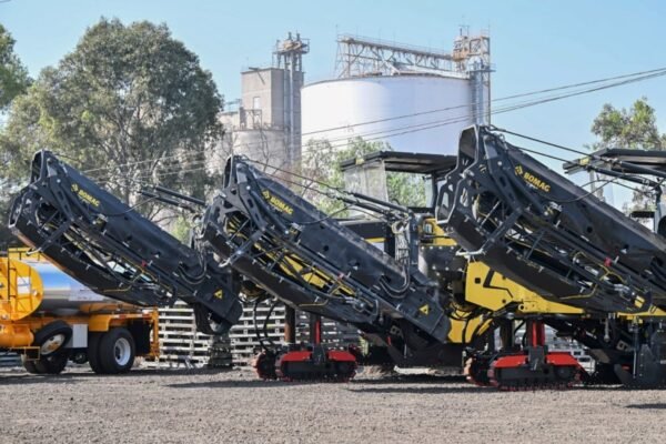 Estado de México entrega trenes de pavimentación para rehabilitar vialidades en Zona Oriente