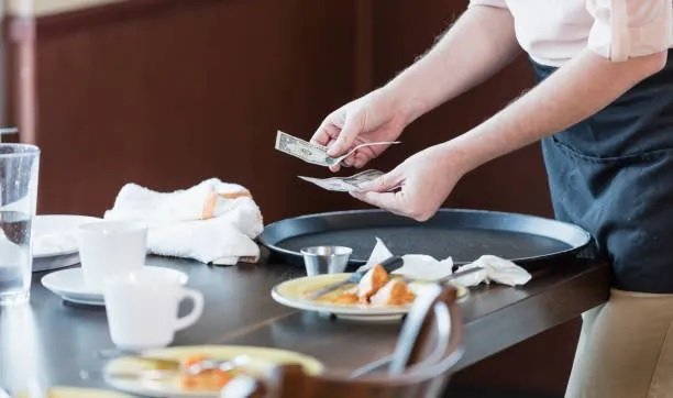 Profeco: la propina NO es obligatoria en restaurantes ni puede cobrarse automáticamente