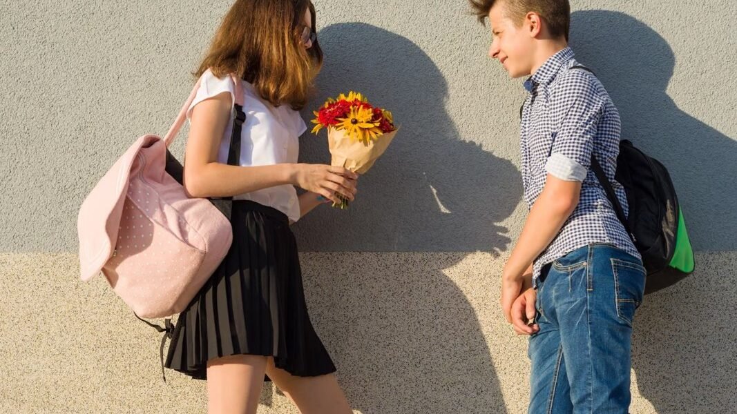 El primer amor adolescente: cómo acompañar a tus hijos sin juzgar