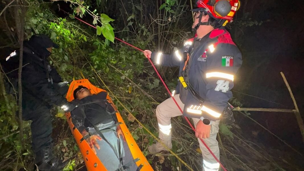 Rescatan a seis personas tras volcadura de camioneta en barranca de Amecameca