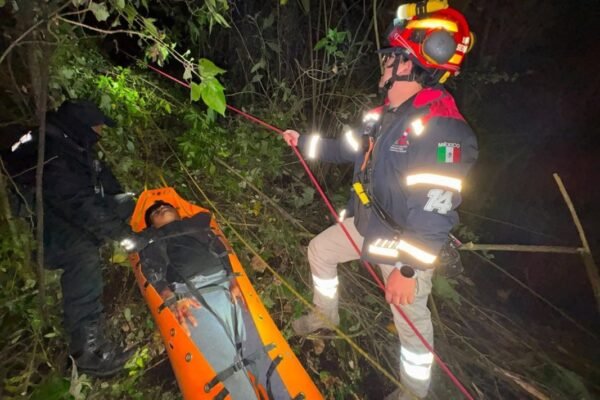 Rescatan a seis personas tras volcadura de camioneta en barranca de Amecameca
