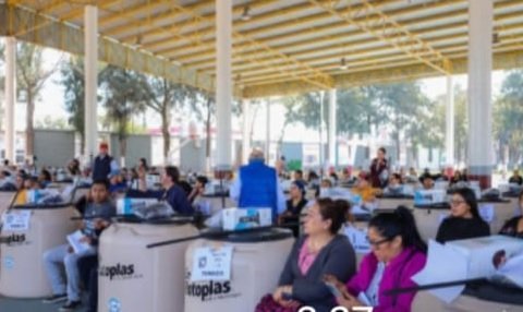 Texcoco entrega 120 tinacos y 200 láminas a familias vulnerables