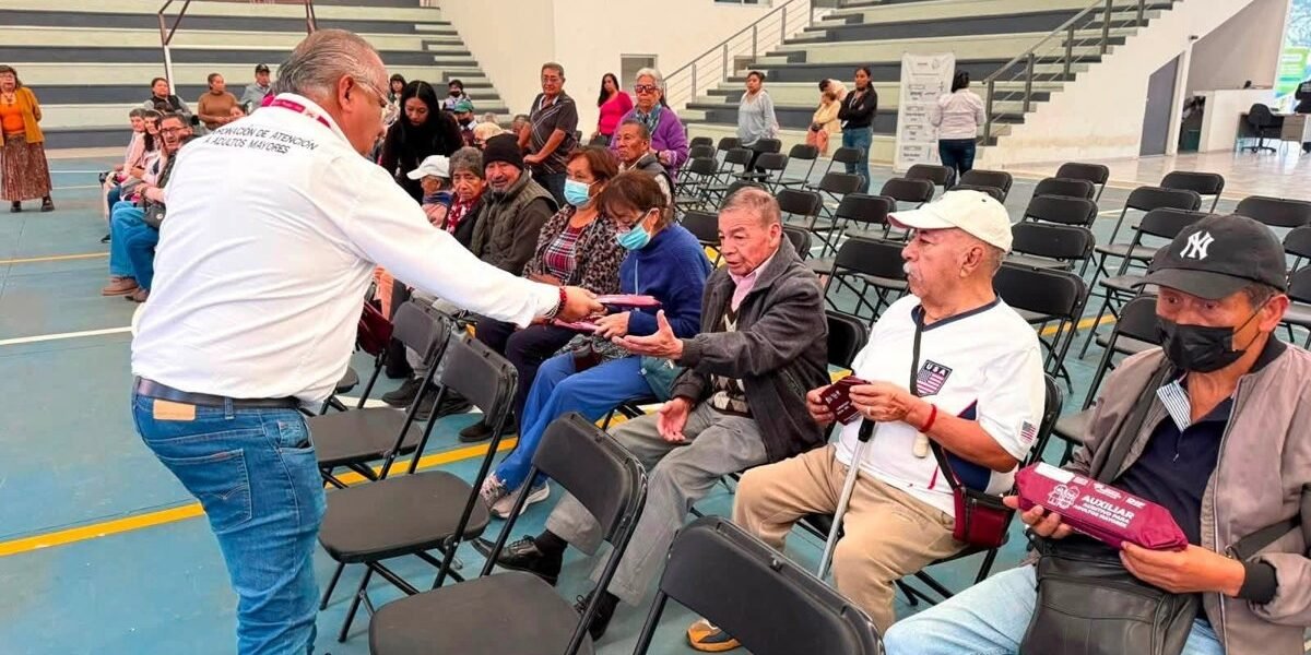 DIF Amecameca entrega aparatos auditivos a adultos mayores