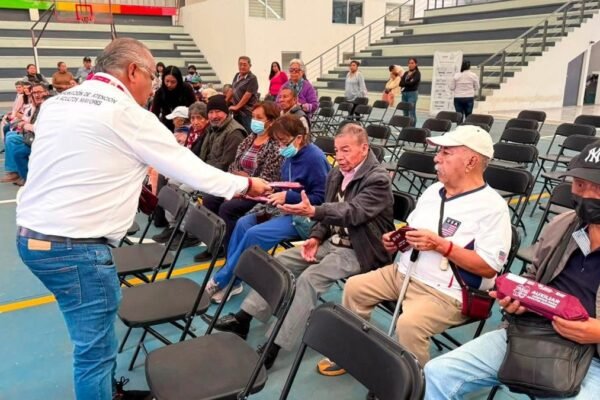 DIF Amecameca entrega aparatos auditivos a adultos mayores