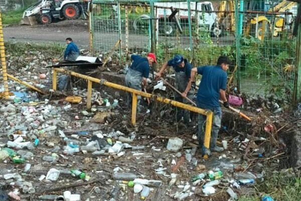 Atizapán retira 40 toneladas de azolve de la Presa El Ángulo