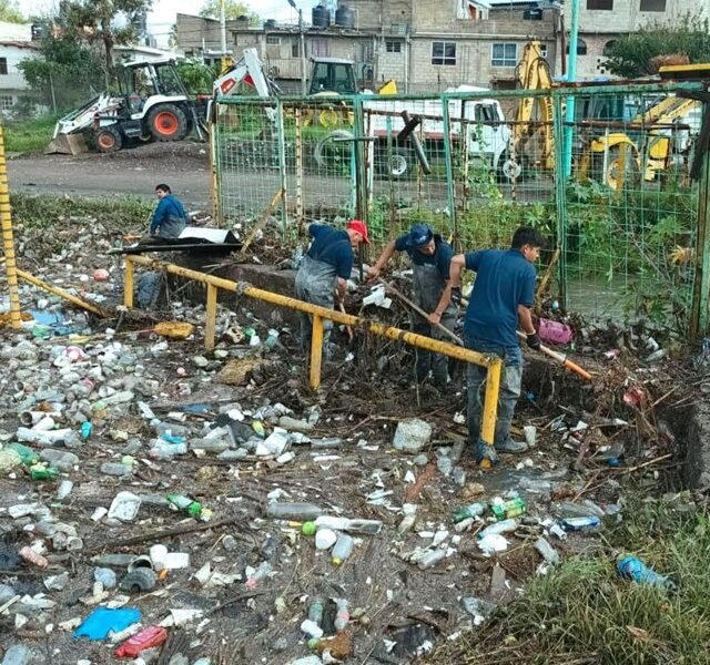 Atizapán retira 40 toneladas de azolve de la Presa El Ángulo