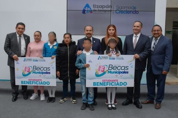 Atizapán invierte 52 millones en becas para 17 mil estudiantes