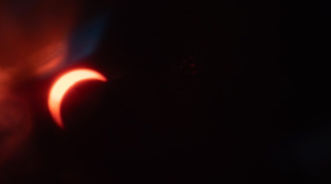 Cuando la ciencia persigue la sombra: eclipses que transformaron la astronomía