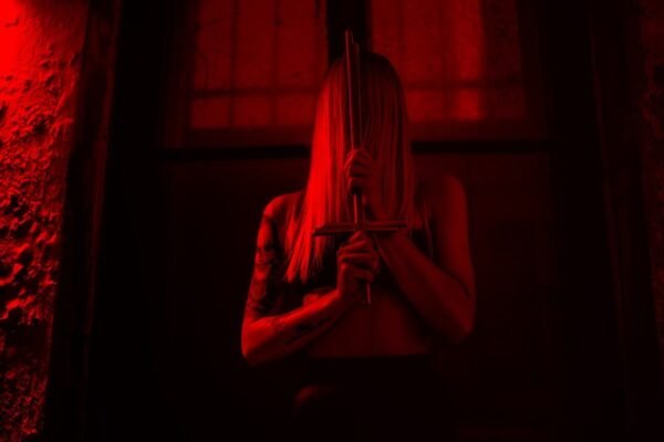 En la oscuridad de lo ordinario: el podcast que despierta el horror cotidiano
