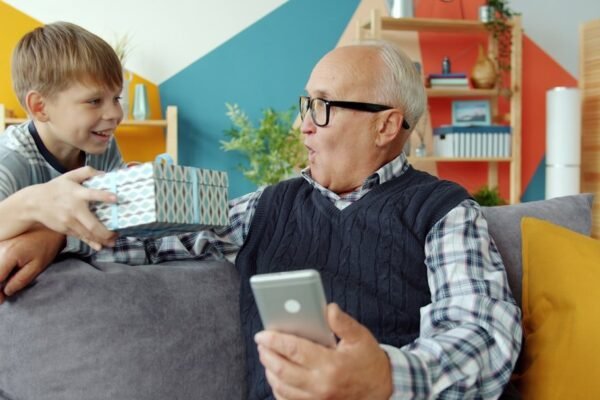 Inteligencia artificial y adultos mayores: la paradoja de quién más la quiere
