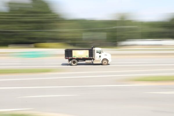 Robots en las carreteras: cómo los camiones sin conductor revolucionan la industria petrolera
