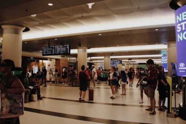 El Mundial 2026 no logra llenar vuelos: turismo aéreo cae pero el gasto sube