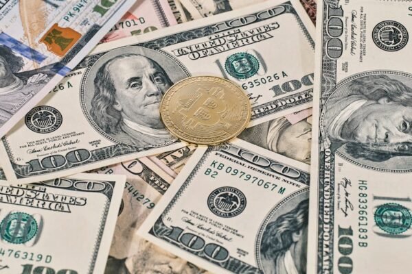 Las monedas latinoamericanas ganan terreno al dólar en histórico repunte