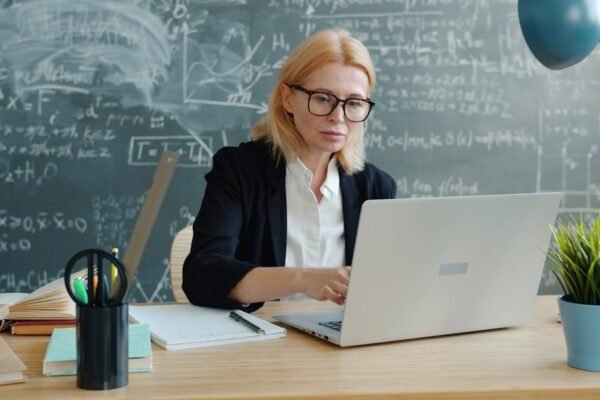 El mercado negro de admisiones: cómo la corrupción educativa crece en línea