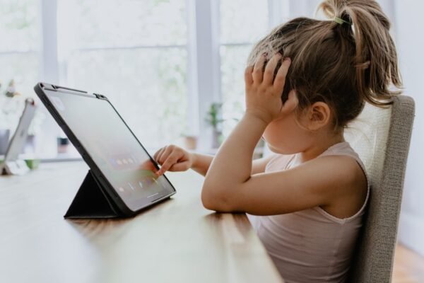 La SEP abre debate nacional: ¿Prohibir o educar en el uso de celulares?