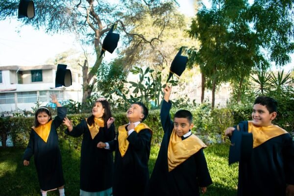 Educación de posgrado con propósito: cómo las becas impulsan talento social en Latinoamérica