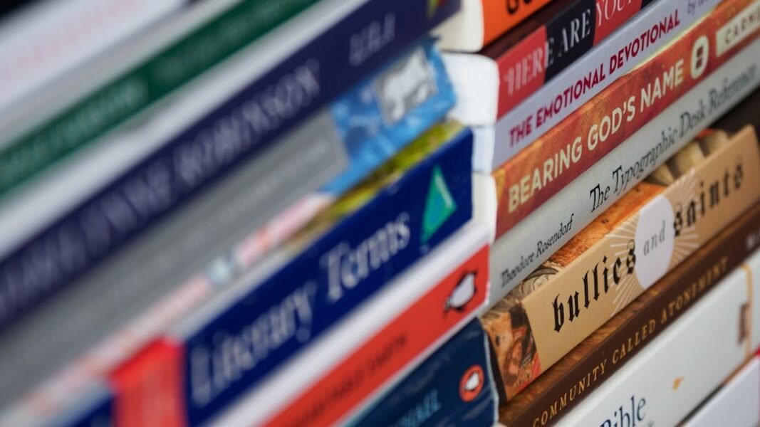 La literatura como espejo: cuando la ficción refleja las realidades de estudiantes migrantes