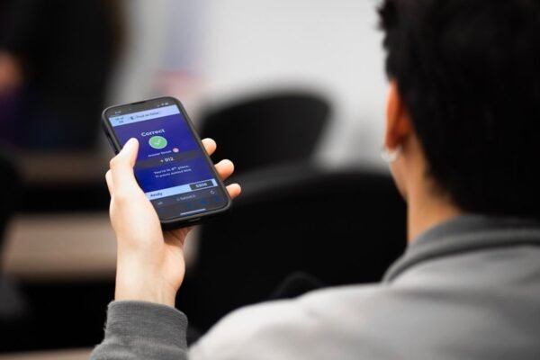 CDMX propone guardar celulares bajo llave: ¿solución o parche educativo?