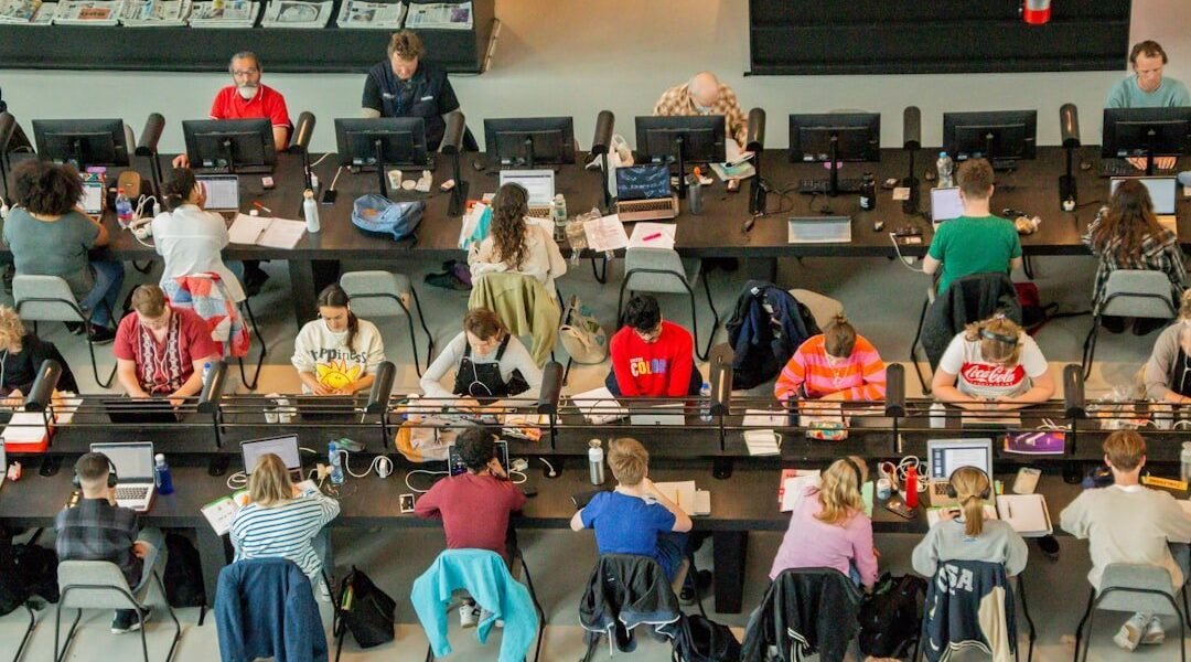 Tecnología en aulas: ¿consulta o control? La SEP y sus cuestionamientos sin rumbo
