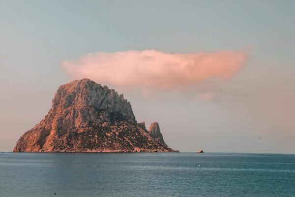 Lujo sin transparencia: hotel de Ibiza enfrenta multa por ocultar información sobre sus servicios