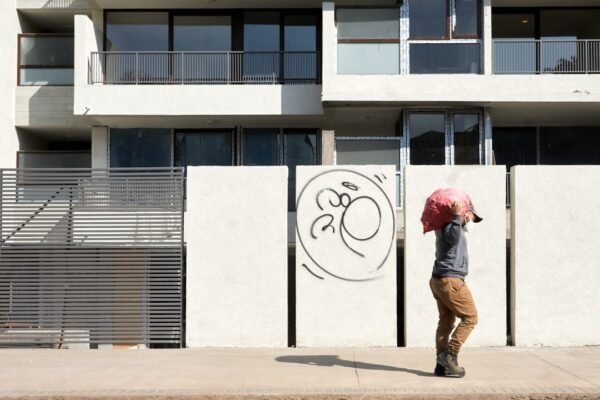 Chile enfrenta crisis de vivienda: precios disparan mientras sector busca soluciones