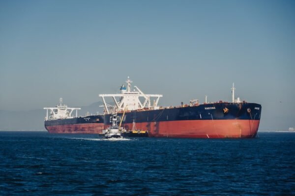 Crisis en Hormuz: cómo la tensión Irán-EE.UU. afecta el bolsillo latinoamericano