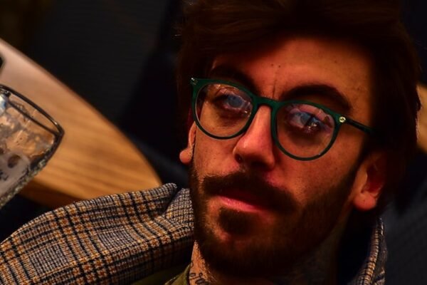 La comedia del desastre: por qué las series actuales nos incomodan más que entretienen