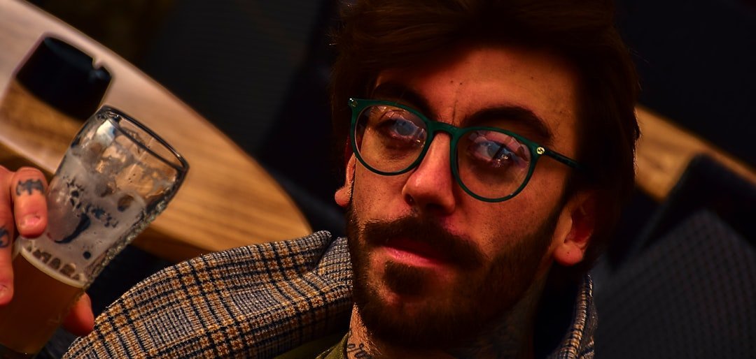 La comedia del desastre: por qué las series actuales nos incomodan más que entretienen