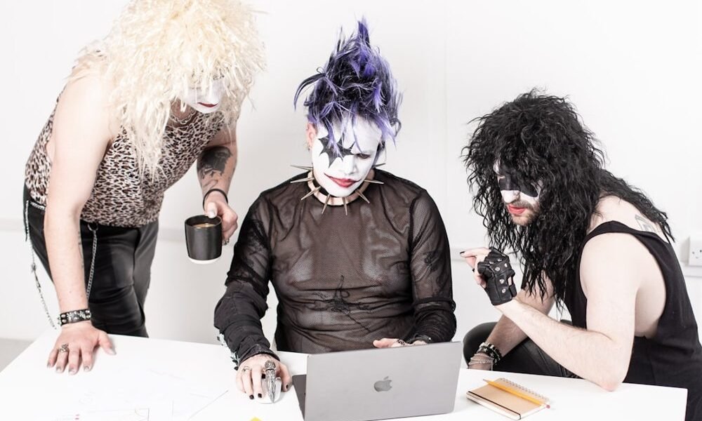 La comedia del fracaso: por qué las series actuales nos hacen reír del sufrimiento
