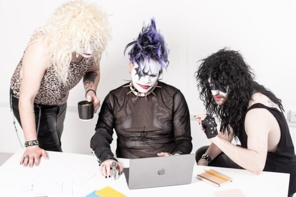 La comedia del fracaso: por qué las series actuales nos hacen reír del sufrimiento