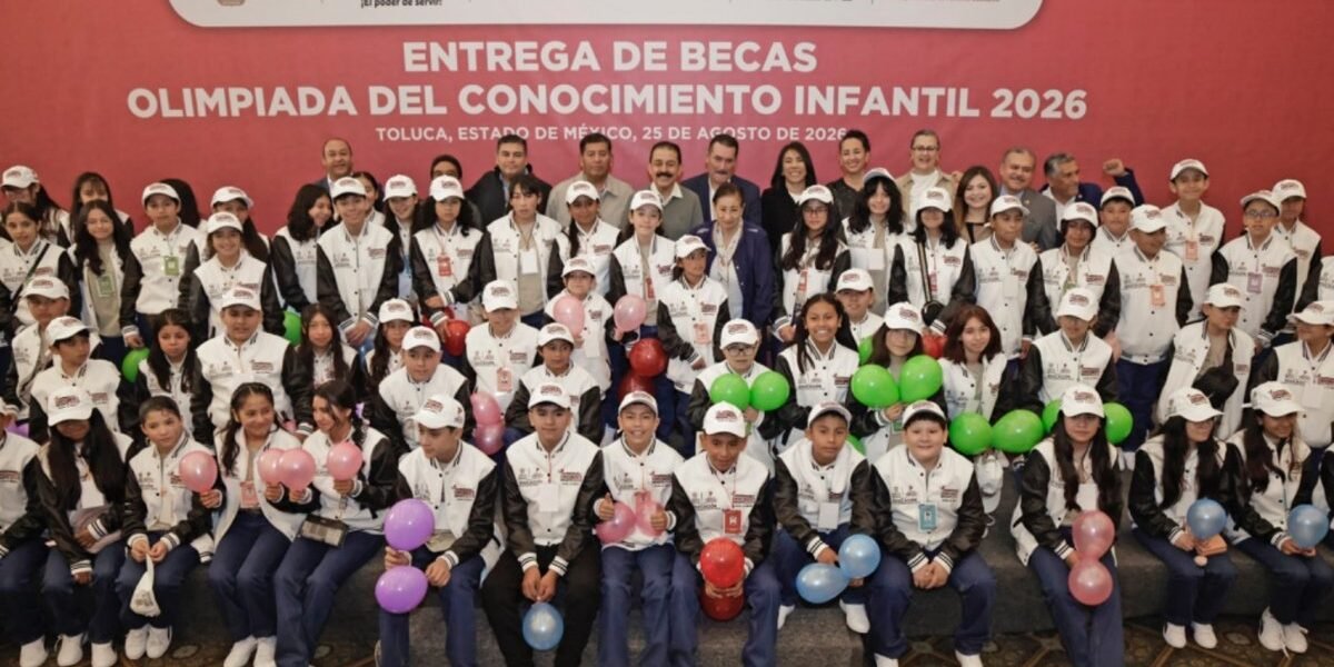 Estado de México entrega becas a 83 ganadores de la Olimpiada del Conocimiento