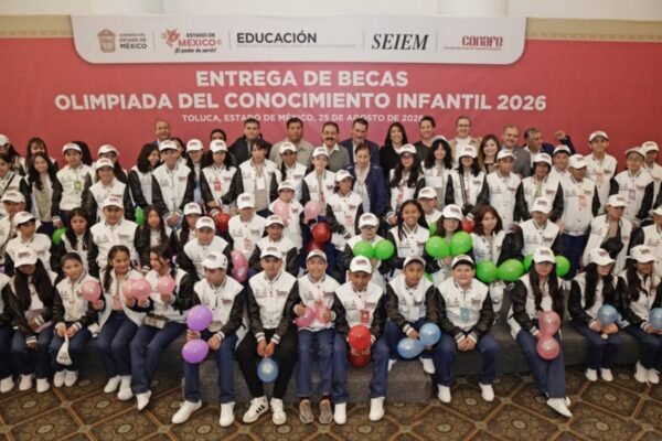Estado de México entrega becas a 83 ganadores de la Olimpiada del Conocimiento