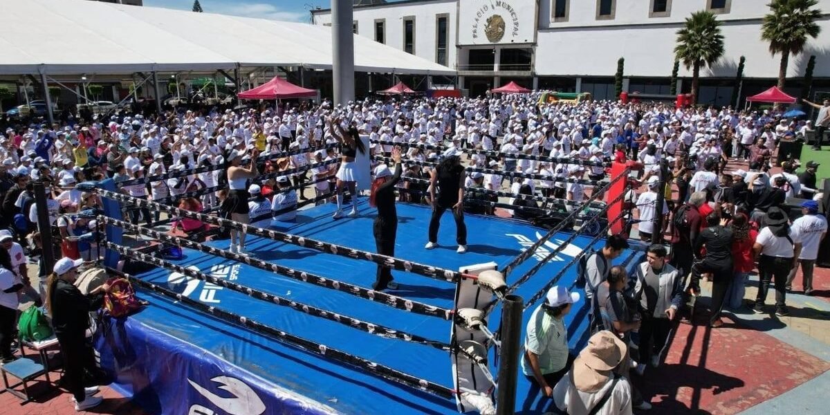 Ecatepec reúne a 2 mil en Clase Nacional de Boxeo con leyendas del deporte