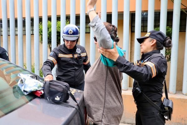 Detienen a seis franeleros que cobraban ilegalmente en Ecatepec