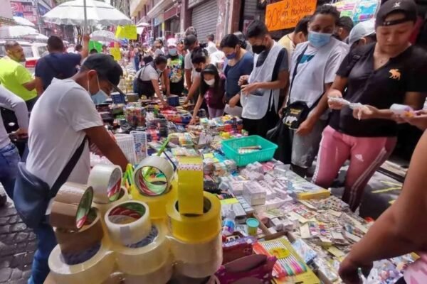 Gasto escolar 2026: familias mexicanas enfrentan crisis con desembolsos de 6,000 pesos